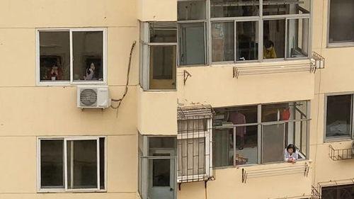 隔着楼窗户吃瓜,邻里间的闲话时光