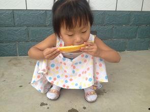 小孩拍摄吃瓜