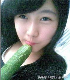 潍坊美女吃瓜,夏日风情尽展无遗