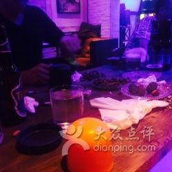 酒吧吃瓜路人照片高清,揭秘夜店生活瞬间